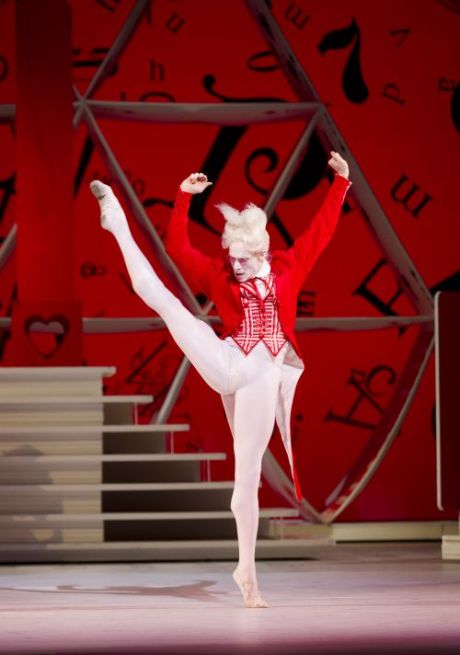El Royal Ballet de Londres estrena ballet: Alicia en el País de las Maravillas